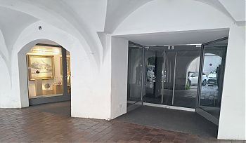 Waserburg am Inn/Marienplatz 15 (Am Corso/Unter den Arkaden) - Joseph Steutzger / Antiquariat & Kunsthandel